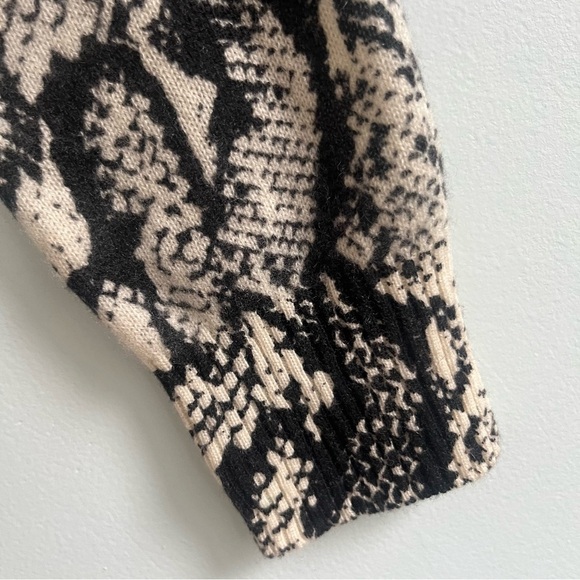 Aqua 100% Cashmere Snakeskin Print Crewneck Sweater Size Medium NWT - Picture 4 of 10